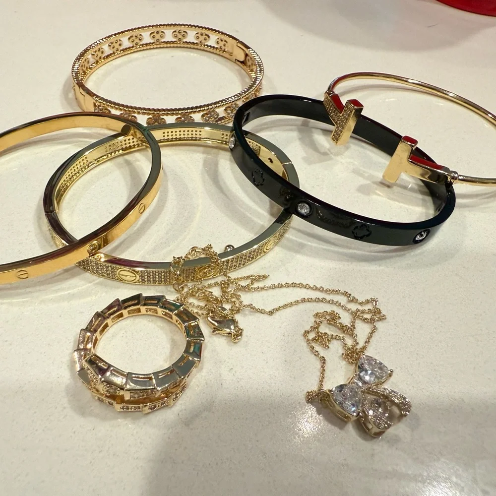 Elegant Gold and Black Bracelet Set for luv